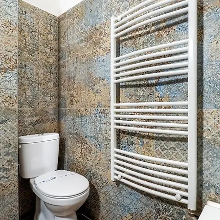 The Birdcage 아파트 *